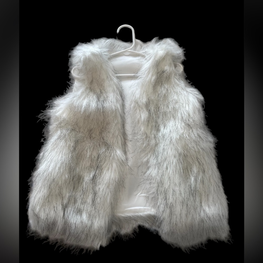Sparkle in Pink girls’ size 6T faux fur vest.  White with black.